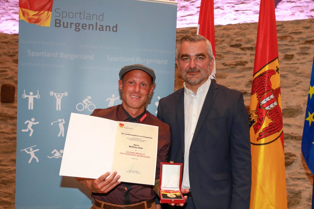 Burgenländische Ehrung für Aktive und Funktionäre im Sport Burgenland Sportlandesrat Heinrich Dorner
Sportlandesrat Heinrich Dorner überreichte Matthias Hofer vom ASKÖ Kickboxclub Parndorf Goldene Medaille für Verdienste um den Sport