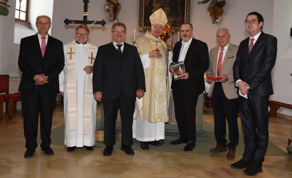 LH Doskozil: Gratulation an die Pfarre Unterrabnitz zu besonderen Jubiläen Bei der Jubiläumsfeier in der Pfarrkirche Unterrabnitz (v.l.): der scheidenden Chorleiter Franz Flasch (40 Jahre Chorleiter), Dechant Michael Brien, Bürgermeister Franz Schiefer, Diözesanbischof Ägidius Zsifkovics, Landeshauptmann Hans Peter Doskozil, Pfarrchronik-Autor Otto Fruhmann und der neuer Chorleiter Thomas Frühstück Kuratorin Manuela Lang übergab Landeshauptmann Hans Peter Doskozil die neue Pfarrchronik Landeshauptmann Hans Peter Doskozil mit Otto Fruhmann und Bürgermeister Franz Schiefer Landeshauptmann Hans Peter Doskozil im Gespräch mit Diözesanbischof Ägidius Zsifkovics