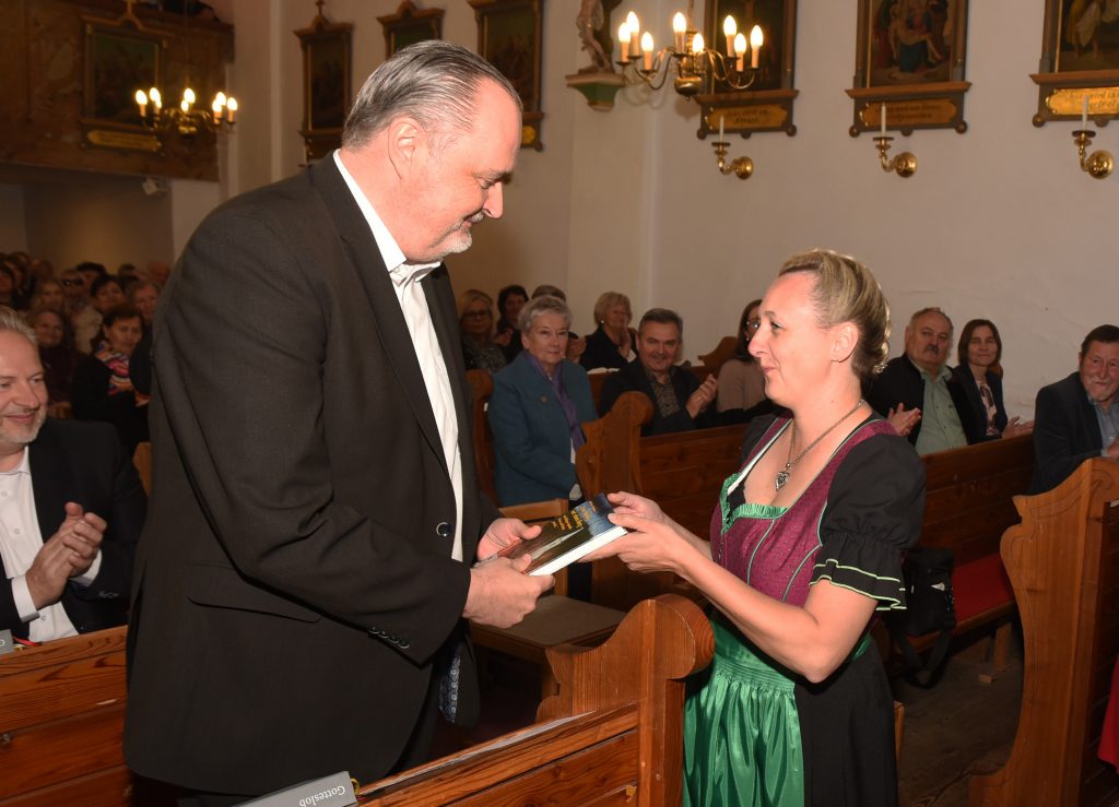 LH Doskozil: Gratulation an die Pfarre Unterrabnitz zu besonderen Jubiläen Bei der Jubiläumsfeier in der Pfarrkirche Unterrabnitz (v.l.): der scheidenden Chorleiter Franz Flasch (40 Jahre Chorleiter), Dechant Michael Brien, Bürgermeister Franz Schiefer, Diözesanbischof Ägidius Zsifkovics, Landeshauptmann Hans Peter Doskozil, Pfarrchronik-Autor Otto Fruhmann und der neuer Chorleiter Thomas Frühstück Kuratorin Manuela Lang übergab Landeshauptmann Hans Peter Doskozil die neue Pfarrchronik Landeshauptmann Hans Peter Doskozil mit Otto Fruhmann und Bürgermeister Franz Schiefer Landeshauptmann Hans Peter Doskozil im Gespräch mit Diözesanbischof Ägidius Zsifkovics
