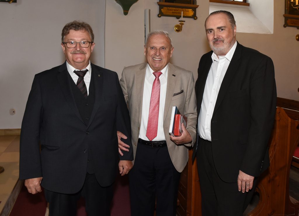 LH Doskozil: Gratulation an die Pfarre Unterrabnitz zu besonderen Jubiläen Bei der Jubiläumsfeier in der Pfarrkirche Unterrabnitz (v.l.): der scheidenden Chorleiter Franz Flasch (40 Jahre Chorleiter), Dechant Michael Brien, Bürgermeister Franz Schiefer, Diözesanbischof Ägidius Zsifkovics, Landeshauptmann Hans Peter Doskozil, Pfarrchronik-Autor Otto Fruhmann und der neuer Chorleiter Thomas Frühstück Kuratorin Manuela Lang übergab Landeshauptmann Hans Peter Doskozil die neue Pfarrchronik Landeshauptmann Hans Peter Doskozil mit Otto Fruhmann und Bürgermeister Franz Schiefer Landeshauptmann Hans Peter Doskozil im Gespräch mit Diözesanbischof Ägidius Zsifkovics