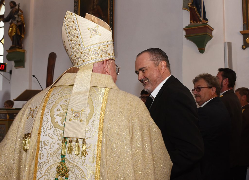 LH Doskozil: Gratulation an die Pfarre Unterrabnitz zu besonderen Jubiläen Bei der Jubiläumsfeier in der Pfarrkirche Unterrabnitz (v.l.): der scheidenden Chorleiter Franz Flasch (40 Jahre Chorleiter), Dechant Michael Brien, Bürgermeister Franz Schiefer, Diözesanbischof Ägidius Zsifkovics, Landeshauptmann Hans Peter Doskozil, Pfarrchronik-Autor Otto Fruhmann und der neuer Chorleiter Thomas Frühstück Kuratorin Manuela Lang übergab Landeshauptmann Hans Peter Doskozil die neue Pfarrchronik Landeshauptmann Hans Peter Doskozil mit Otto Fruhmann und Bürgermeister Franz Schiefer Landeshauptmann Hans Peter Doskozil im Gespräch mit Diözesanbischof Ägidius Zsifkovics