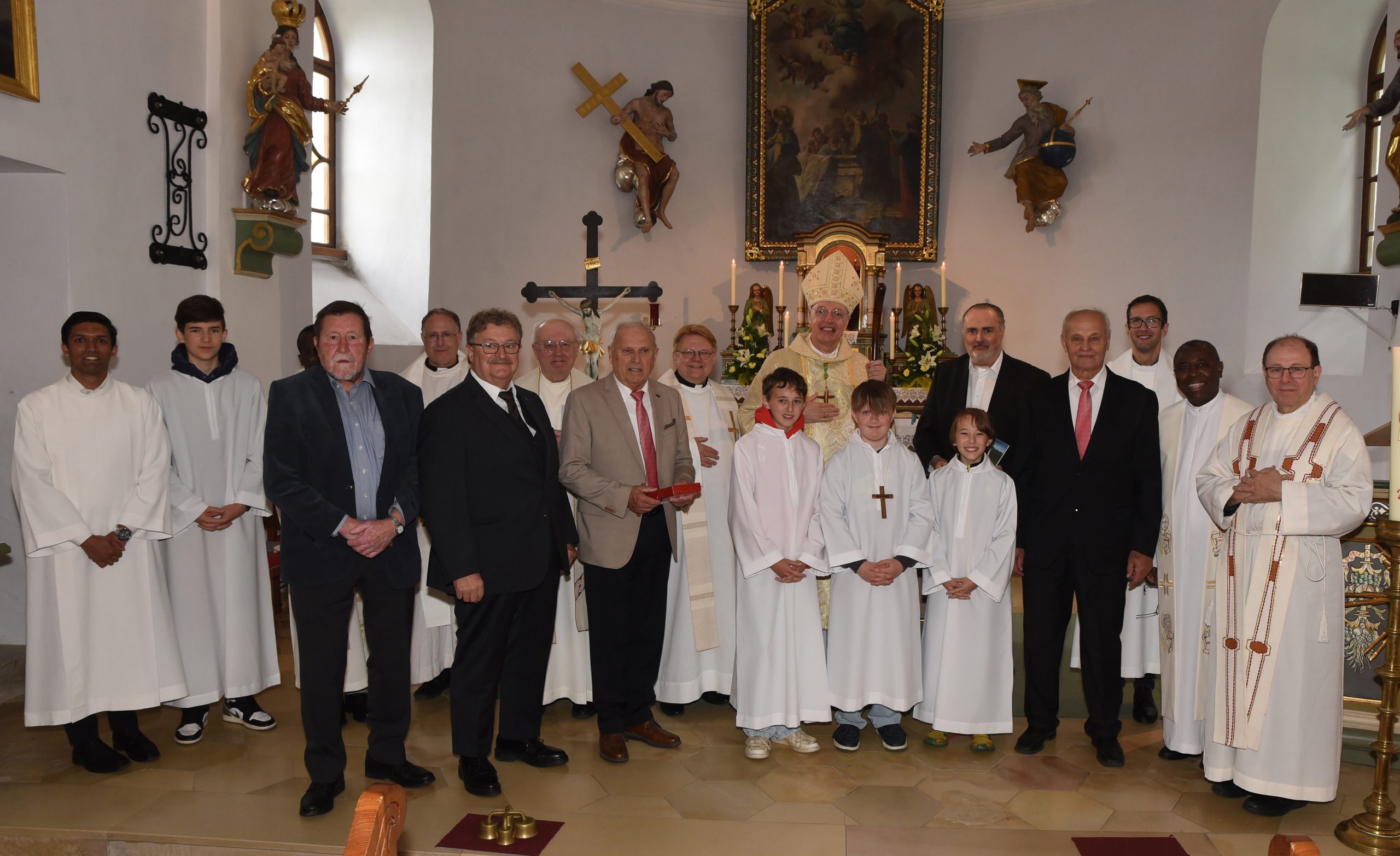 LH Doskozil: Gratulation an die Pfarre Unterrabnitz zu besonderen Jubiläen Bei der Jubiläumsfeier in der Pfarrkirche Unterrabnitz (v.l.): der scheidenden Chorleiter Franz Flasch (40 Jahre Chorleiter), Dechant Michael Brien, Bürgermeister Franz Schiefer, Diözesanbischof Ägidius Zsifkovics, Landeshauptmann Hans Peter Doskozil, Pfarrchronik-Autor Otto Fruhmann und der neuer Chorleiter Thomas Frühstück Kuratorin Manuela Lang übergab Landeshauptmann Hans Peter Doskozil die neue Pfarrchronik Landeshauptmann Hans Peter Doskozil mit Otto Fruhmann und Bürgermeister Franz Schiefer Landeshauptmann Hans Peter Doskozil im Gespräch mit Diözesanbischof Ägidius Zsifkovics