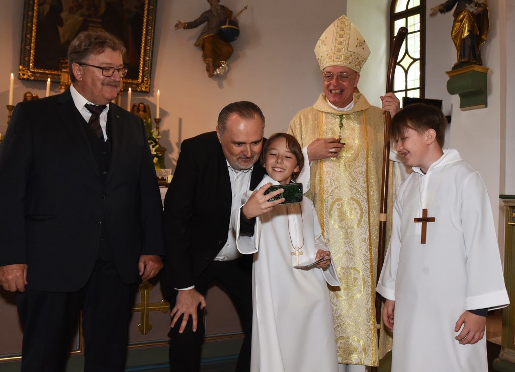 LH Doskozil: Gratulation an die Pfarre Unterrabnitz zu besonderen Jubiläen Bei der Jubiläumsfeier in der Pfarrkirche Unterrabnitz (v.l.): der scheidenden Chorleiter Franz Flasch (40 Jahre Chorleiter), Dechant Michael Brien, Bürgermeister Franz Schiefer, Diözesanbischof Ägidius Zsifkovics, Landeshauptmann Hans Peter Doskozil, Pfarrchronik-Autor Otto Fruhmann und der neuer Chorleiter Thomas Frühstück Kuratorin Manuela Lang übergab Landeshauptmann Hans Peter Doskozil die neue Pfarrchronik Landeshauptmann Hans Peter Doskozil mit Otto Fruhmann und Bürgermeister Franz Schiefer Landeshauptmann Hans Peter Doskozil im Gespräch mit Diözesanbischof Ägidius Zsifkovics