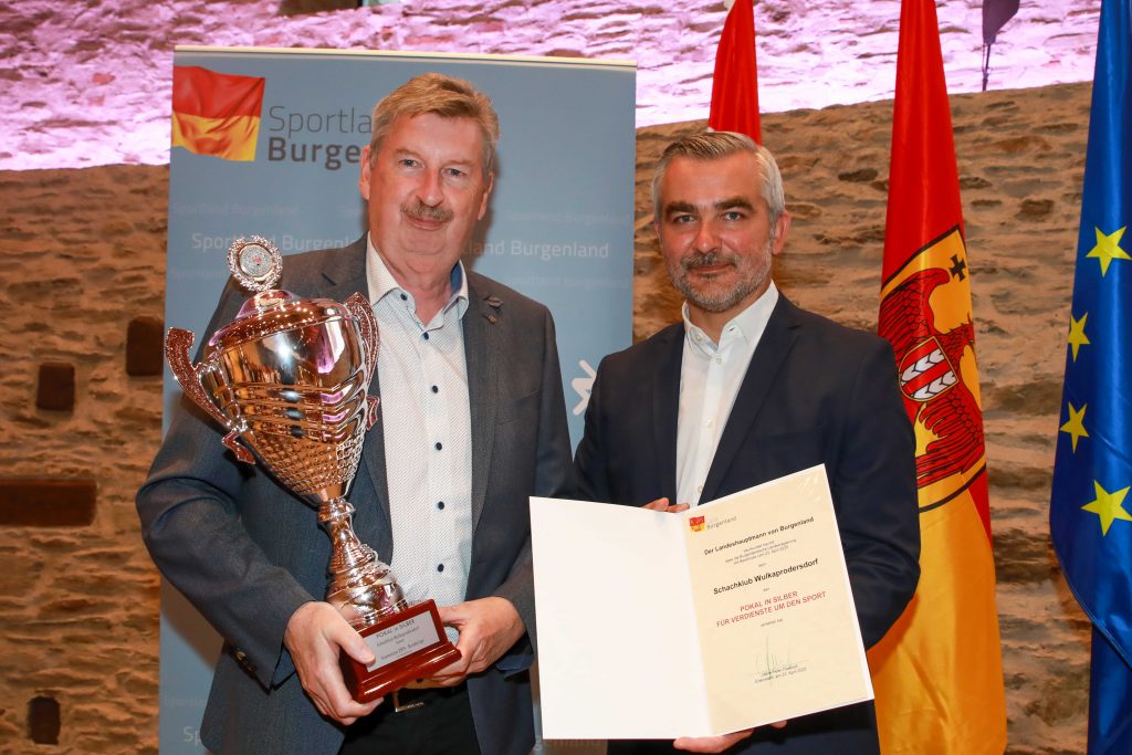 Burgenländische Ehrung für Aktive und Funktionäre im Sport Burgenland Sportlandesrat Heinrich Dorner
Sportlandesrat Heinrich Dorner gratulierte dem Schachklub Wulkaprodersdorf (ASVÖ) zum Pokal in Silber