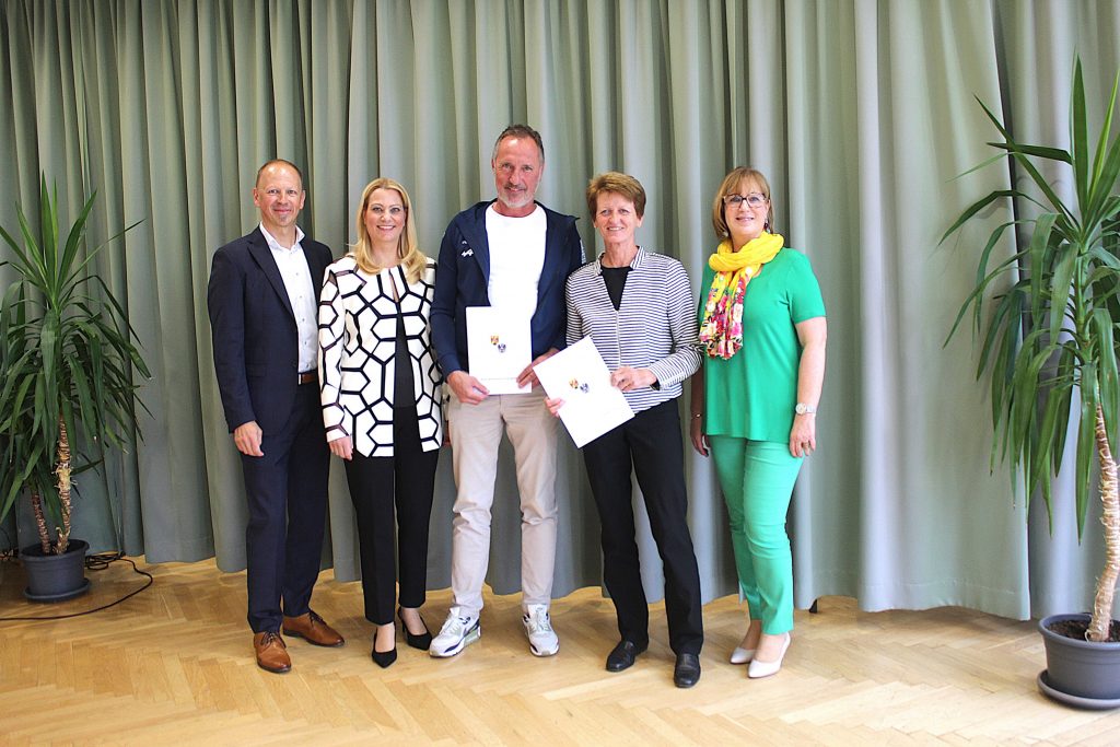 Schulsportgütesiegel als Anerkennung für außergewöhnliche Leistungen 
Burgenland
Auszeichnung für langjährige Verdienste: Bildungslandesrätin Daniela Winkler, Harald Ziniel, Fachinspektor für Bewegung und Sport in der Bildungsdirektion Burgenland und ecole-Direktorin Karin Schneemann mit den Ausgezeichneten.