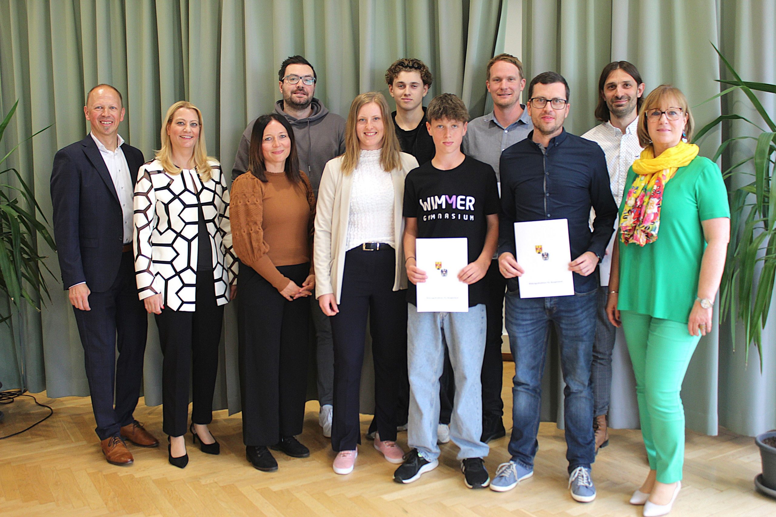Schulsportgütesiegel als Anerkennung für außergewöhnliche Leistungen Erfolge bei Bundesmeisterschaften: Bildungslandesrätin Daniela Winkler, Harald Ziniel, Fachinspektor für Bewegung und Sport in der Bildungsdirektion Burgenland und ecole-Direktorin Karin Schneemann mit den Ausgezeichneten.