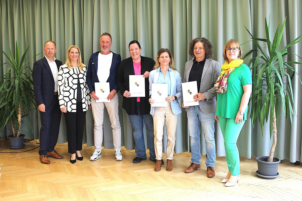 Schulsportgütesiegel als Anerkennung für außergewöhnliche Leistungen 
Organisation und Durchführung von Bundesmeisterschaften im Burgenland: Bildungslandesrätin Daniela Winkler, Harald Ziniel, Fachinspektor für Bewegung und Sport in der Bildungsdirektion Burgenland und ecole-Direktorin Karin Schneemann mit den Ausgezeichneten.