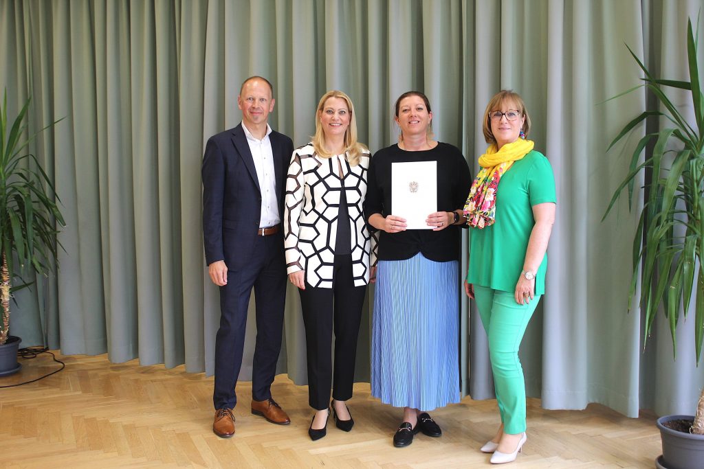 Schulsportgütesiegel als Anerkennung für außergewöhnliche Leistungen
Schulsportgütesigel Bronze: Bildungslandesrätin Daniela Winkler, Harald Ziniel, Fachinspektor für Bewegung und Sport in der Bildungsdirektion Burgenland und ecole-Direktorin Karin Schneemann mit den Ausgezeichneten.