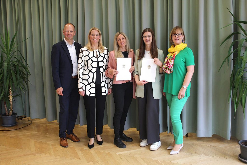 Schulsportgütesiegel als Anerkennung für außergewöhnliche Leistungen
Schulsportgütesigel Silber: Bildungslandesrätin Daniela Winkler, Harald Ziniel, Fachinspektor für Bewegung und Sport in der Bildungsdirektion Burgenland und ecole-Direktorin Karin Schneemann mit den Ausgezeichneten.