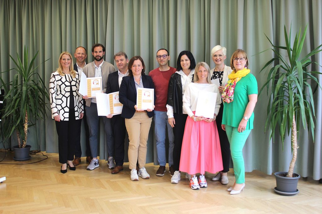 Schulsportgütesiegel als Anerkennung für außergewöhnliche Leistungen 
Schulsportgütesigel Gold: Bildungslandesrätin Daniela Winkler, Harald Ziniel, Fachinspektor für Bewegung und Sport in der Bildungsdirektion Burgenland und ecole-Direktorin Karin Schneemann mit den Ausgezeichneten.