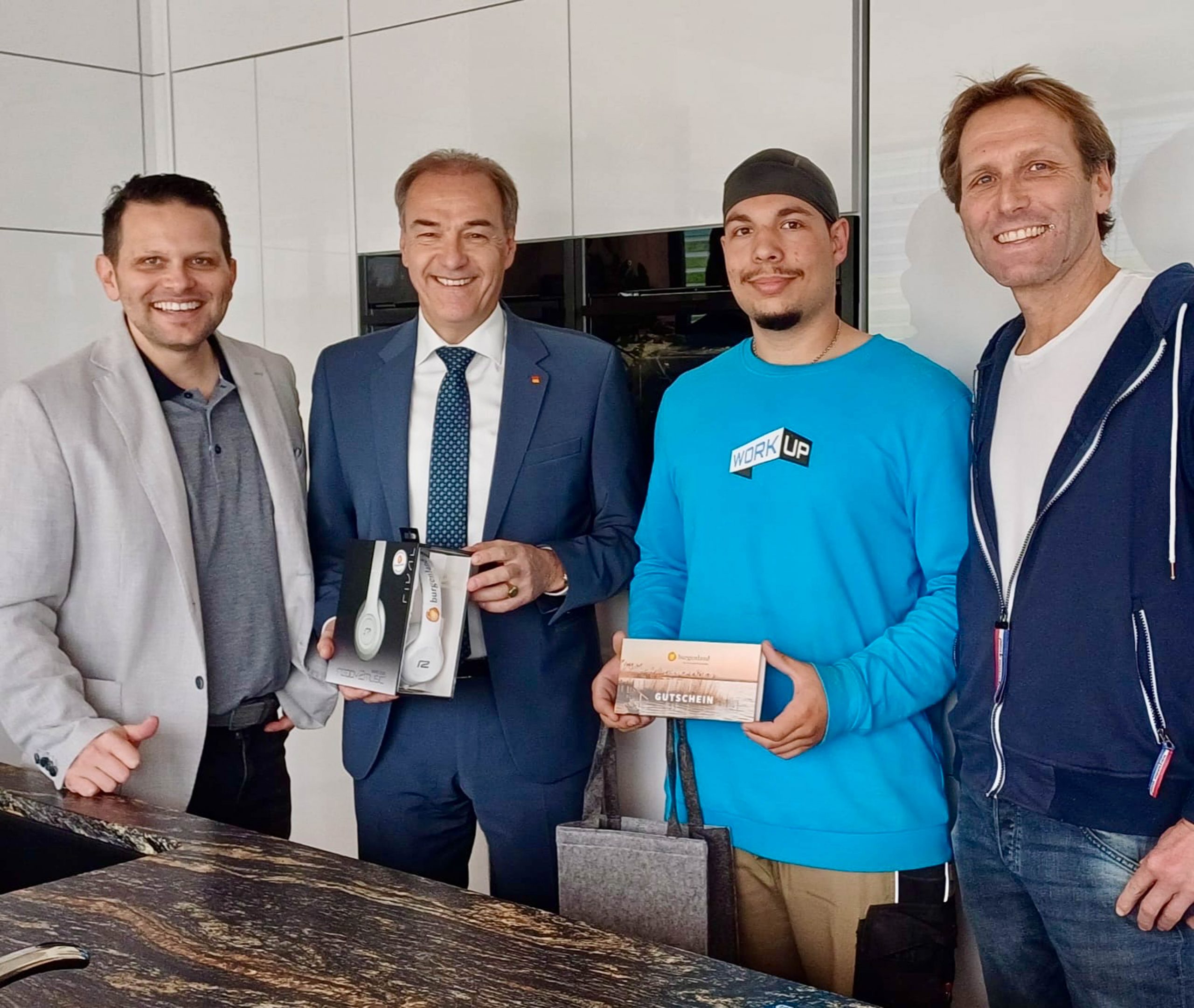 Landeslehrlingswettbewerb: Sieggrabener Tischler-Talent holt sich Landessieg Landesrat Leonhard Schneemann gratulierte Sebastian Griecher zu seinem Erfolg (v.l.): Geschäftsführer Ing. Michael Schütz, Küche und Wohnen – Schütz GmbH, Landesrat Dr. Leonhard Schneemann, Sebastian Griecher und DDI Dr. Herbert Schütz Burgenland