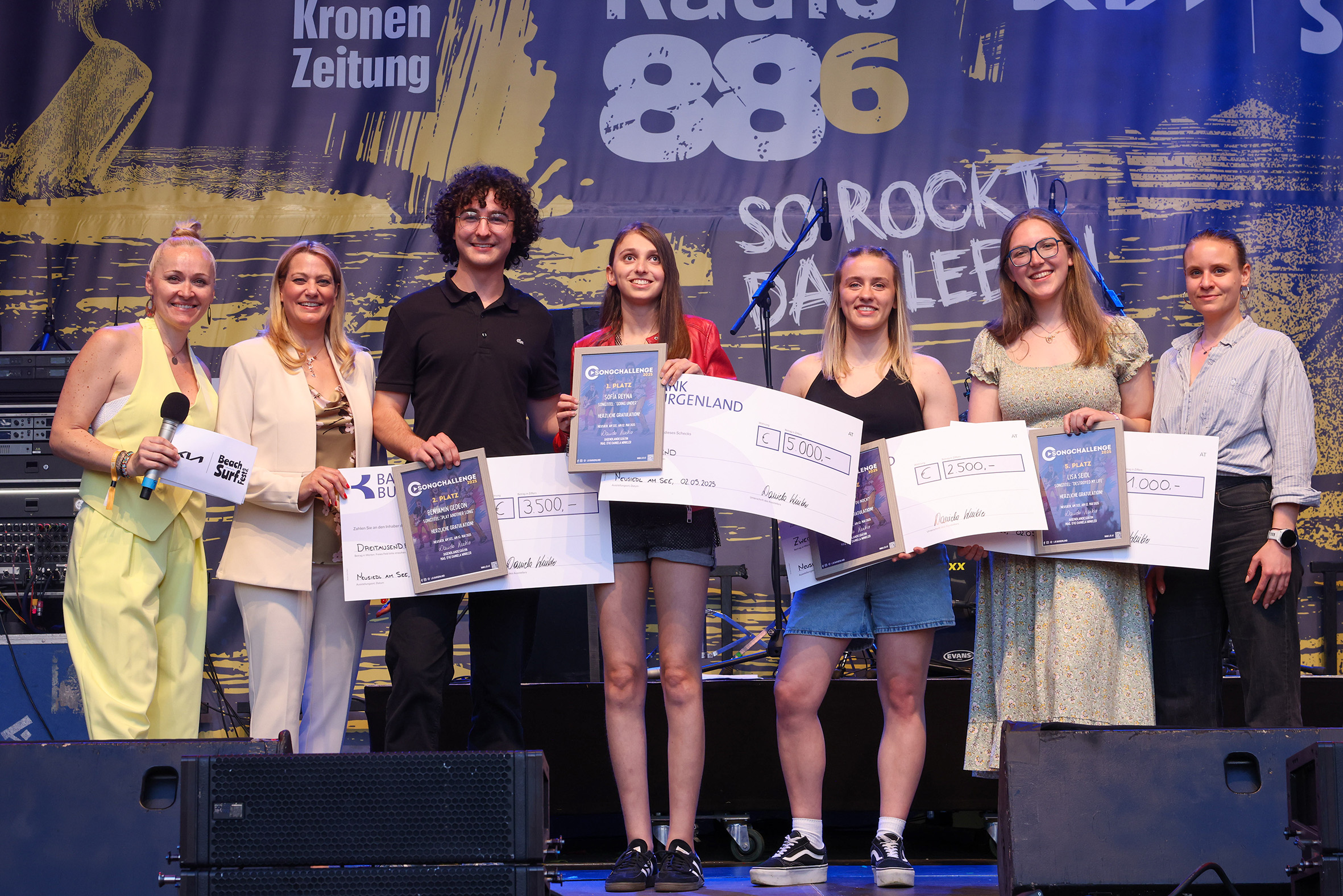 SongChallenge 2025: Sofia Reyna ist strahlende Siegerin Moderatorin Rozalija Gregurek, LRin Mag.a (FH) Daniela Winkler, Zweitplatzierter Benjamin Gedeon, die strahlende SongChallenge-Siegerin Sofia Reyna, die Preisträgerinnen Lizalu und Lisa Seidl sowie Mag.a Bianca Benedikt, MA, Leiterin des Landesjugendreferats, bei der Siegerehrung.
