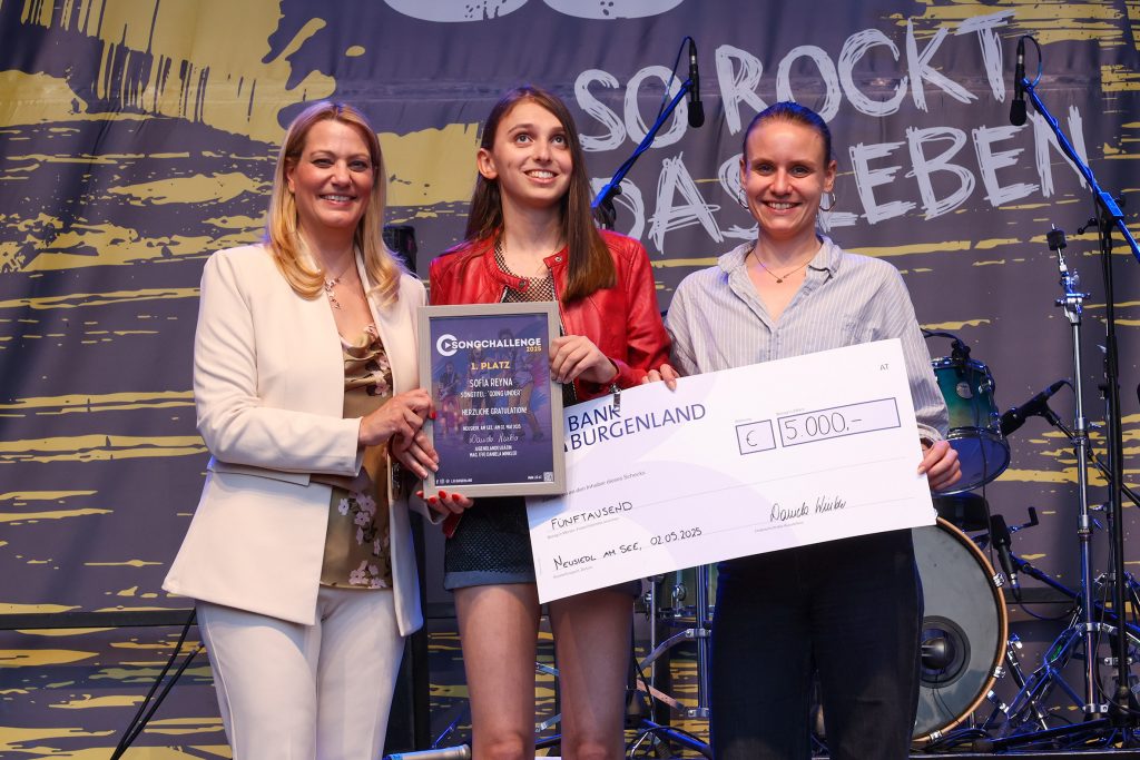 SongChallenge 2025: Sofia Reyna ist strahlende Siegerin Moderatorin Rozalija Gregurek, LRin Mag.a (FH) Daniela Winkler, Zweitplatzierter Benjamin Gedeon, die strahlende SongChallenge-Siegerin Sofia Reyna, die Preisträgerinnen Lizalu und Lisa Seidl sowie Mag.a Bianca Benedikt, MA, Leiterin des Landesjugendreferats, bei der Siegerehrung.