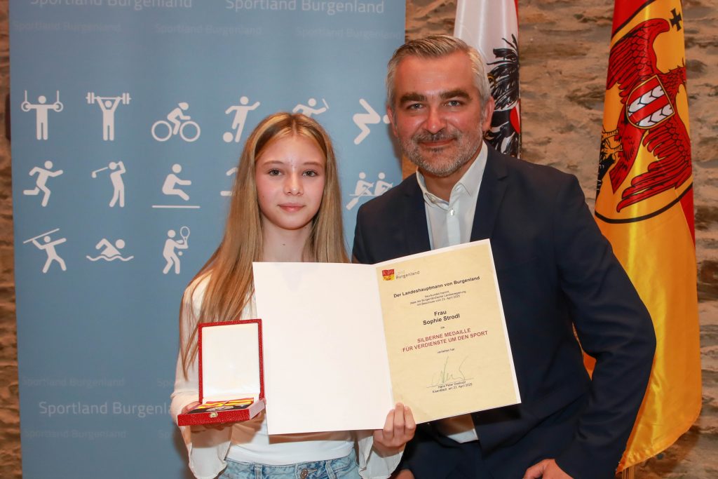 Burgenländische Ehrung für Aktive und Funktionäre im Sport Burgenland Sportlandesrat Heinrich Dorner Sportlandesrat Heinrich Dorner gratulierte Sophie Strodl, Frieways Karateclub (ASVÖ), zur Silbernen Medaille