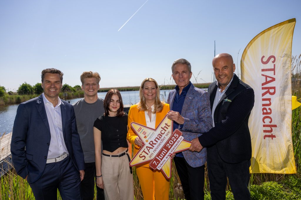 Starnacht am Neusiedler See: Musikglanz auf der Seebühne in Mörbisch Burgenland Tourismus-Geschäftsführer Didi Tunkel, Thorsteinn Einarsson, Emma, Landesrätin Daniela Winkler, Intendant Alfons Haider und ip-media-Gesellschafter Martin Ramusch (v.l.) bei der Präsentation der Starnacht am Neusiedler See. Landesrätin Mag.a (FH) Daniela Winkler (r.) mit Thorsteinn Einarsson und Emma (v.l.) in Neusiedl am See. Landesrätin Daniela Winkler (4.v.l.) gemeinsam mit Burgenland Tourismus-Geschäftsführer Didi Tunkel (2.v.l.) sowie Intendant Alfons Haider (4.v.r.) und Mörbisch´Bürgermeisterin Bettina Zentgraf (r.) sowie weiteren Beteiligten der Starnacht am Neusiedler See. Burgenland Neusiedler See Mörbisch am See