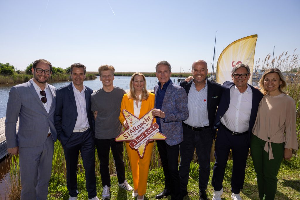 Starnacht am Neusiedler See: Musikglanz auf der Seebühne in Mörbisch Burgenland Tourismus-Geschäftsführer Didi Tunkel, Thorsteinn Einarsson, Emma, Landesrätin Daniela Winkler, Intendant Alfons Haider und ip-media-Gesellschafter Martin Ramusch (v.l.) bei der Präsentation der Starnacht am Neusiedler See. Landesrätin Mag.a (FH) Daniela Winkler (r.) mit Thorsteinn Einarsson und Emma (v.l.) in Neusiedl am See. Landesrätin Daniela Winkler (4.v.l.) gemeinsam mit Burgenland Tourismus-Geschäftsführer Didi Tunkel (2.v.l.) sowie Intendant Alfons Haider (4.v.r.) und Mörbisch´Bürgermeisterin Bettina Zentgraf (r.) sowie weiteren Beteiligten der Starnacht am Neusiedler See. Burgenland Neusiedler See Mörbisch am See