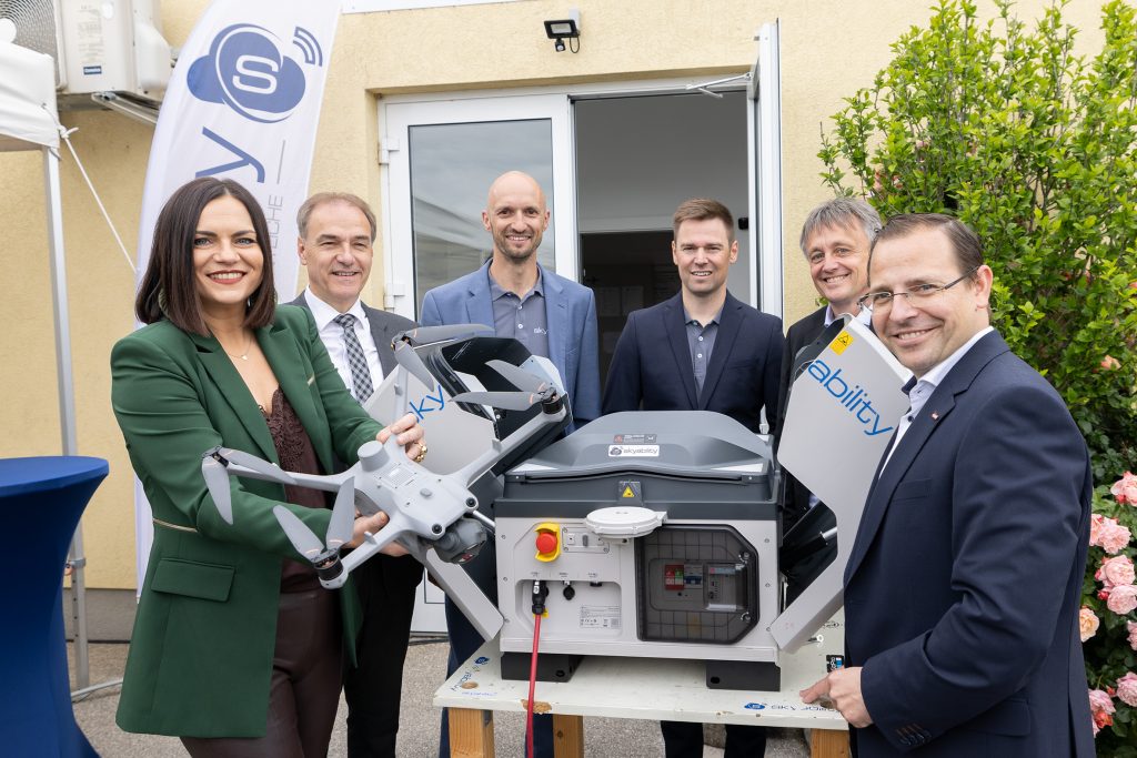 Zehn Jahre Skyability: High Tech aus dem Burgenland hebt ab
Die Skyability-Geschäftsführer DI David Monetti, BSc und Dipl.-Ing. Philipp Knopf mit Landesrat Dr. Leonhard Schneemann.
Bildquelle: Landesmedienservice Burgenland
