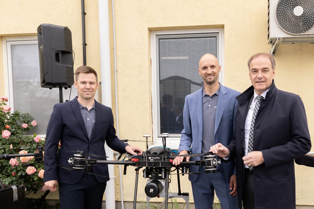 Zehn Jahre Skyability: High Tech aus dem Burgenland hebt ab  (v.l.) Die Skyability-Geschäftsführer DI David Monetti, BSc und Dipl.-Ing. Philipp Knopf mit Landesrat Dr. Leonhard Schneemann.