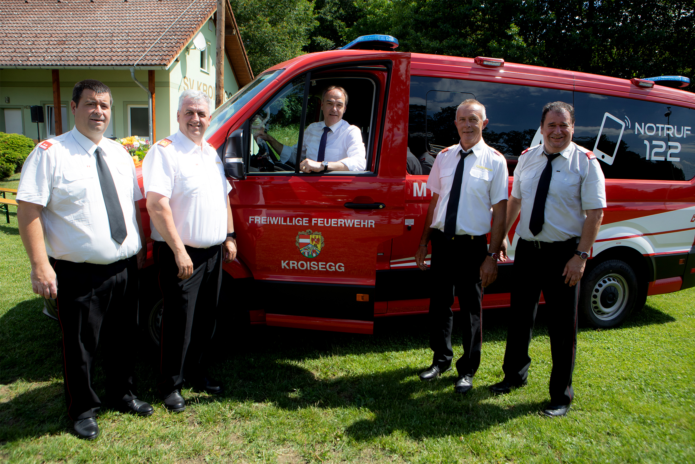 Neuer Mannschaftstransporter „VW Crafter“ für die Freiwillige Feuerwehr Kroisegg Landesrat Dr. Leonhard Schneemann (Mitte) mit Bürgermeister Marc Hoppel, Landesfeuerwehrkommandant-Stellvertreter LBDS Martin Reidl, Kroisegg-Feuerwehrkommandant Oberbrandinspektor (OBI) Gottfried Lammer und Vizebürgermeister Johannes Pfeffer (v.l.) beim neuen Mannschaftstransporter der Freiwilligen Feuerwehr Kroisegg.