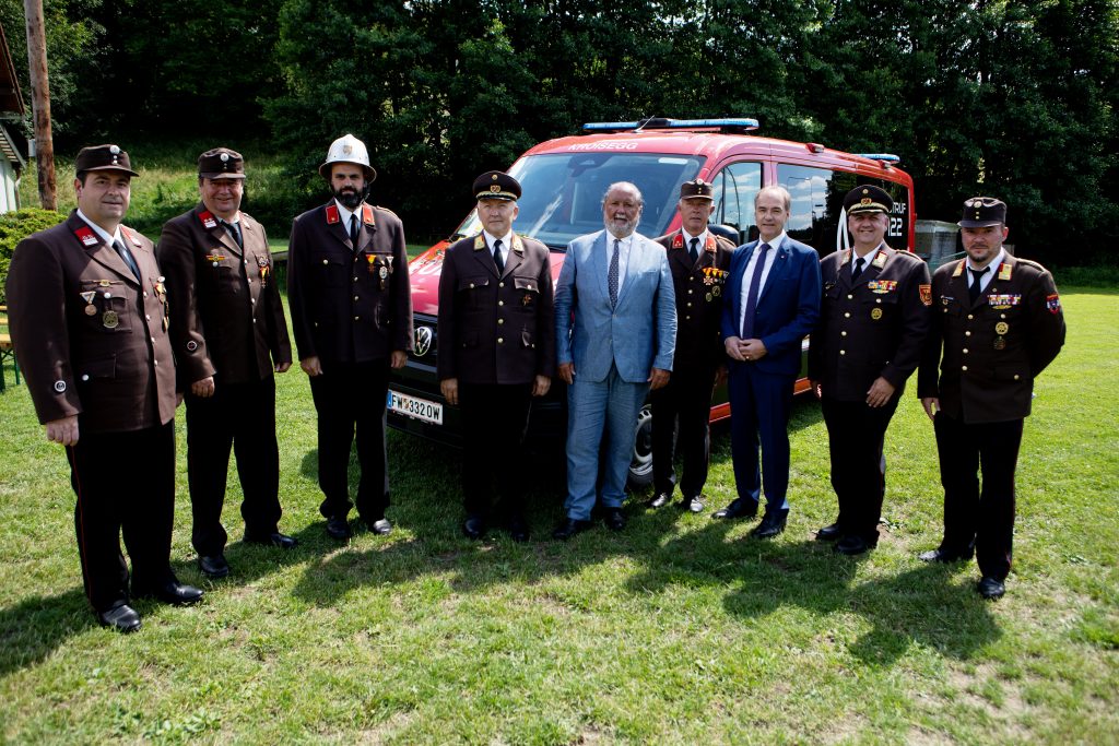 Neuer Mannschaftstransporter „VW Crafter“ für die Freiwillige Feuerwehr Kroisegg
Landesrat Dr. Leonhard Schneemann (3.v.r.) mit allen Ehrengästen beim Festakt der Freiwilligen Feuerwehr Kroisegg.