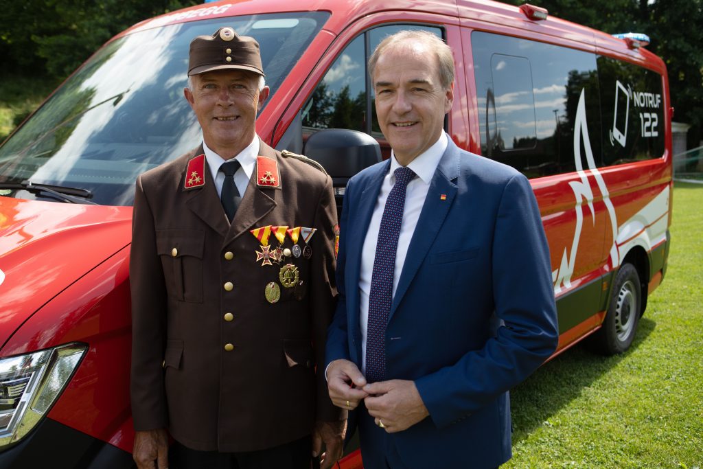 Neuer Mannschaftstransporter „VW Crafter“ für die Freiwillige Feuerwehr Kroisegg
Feuerwehrkommandant Oberbrandinspektor (OBI) Gottfried Lammer mit Landesrat Dr. Leonhard Schneemann (v.l.) vor dem neuen Fahrzeug der Freiwilligen Feuerwehr Kroisegg.