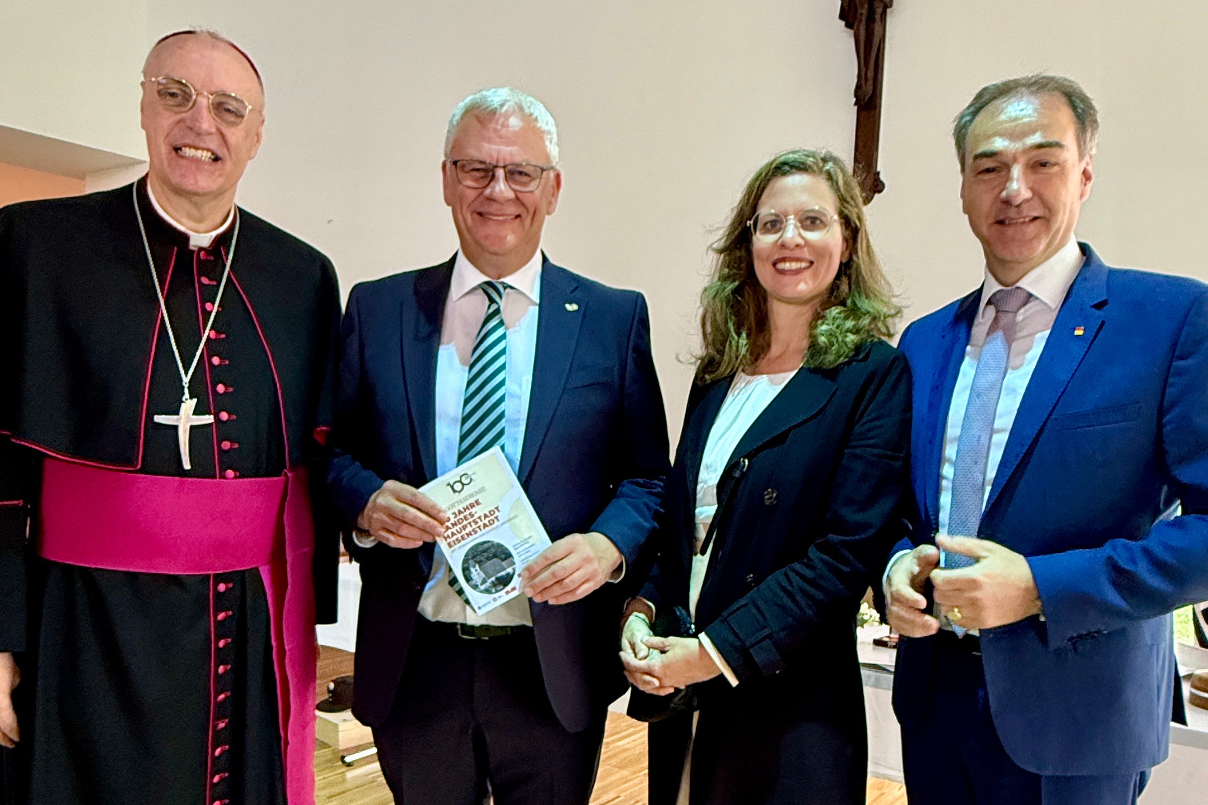 Festgottesdienst zum Jubiläum: 100 Jahre Landeshauptstadt Eisenstadt Diözesanbischof Ägidius J. Zsifkovics, Landesrat Dr. Leonhard Schneemann, LH-Stiv.in Anja Haider-Wallner und Eisenstadts Bürgermeister LAbg. Mag. Thomas Steiner beim Festgottesdienst.
