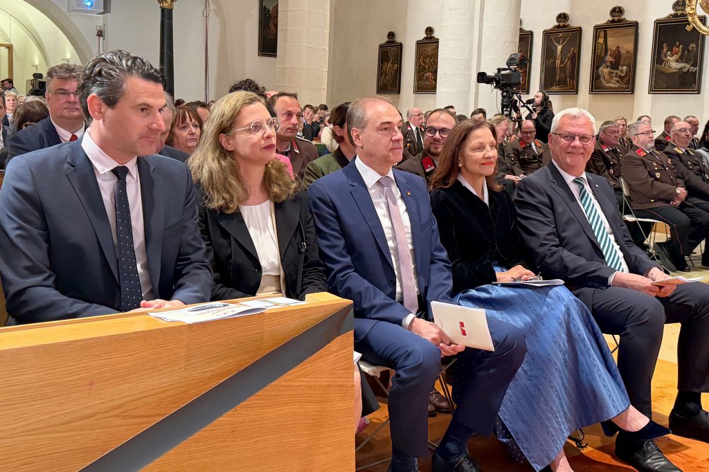 Festgottesdienst zum Jubiläum: 100 Jahre Landeshauptstadt Eisenstadt
bg. z. NR Christoph Zarits, LH-Stiv.in Anja Haider-Wallner, LR Dr. Leonhard Schneemann und Eisenstadts Bürgermeister LAbg. Mag. Thomas Steiner mit Gattin Andrea beim Festgottesdienst.