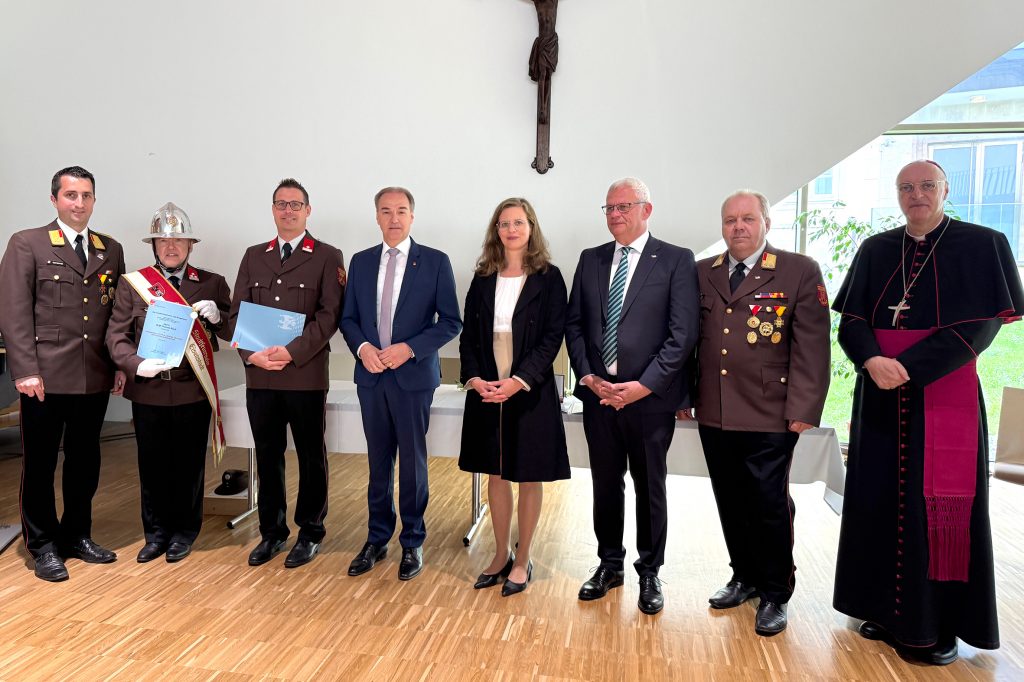 Festgottesdienst zum Jubiläum: 100 Jahre Landeshauptstadt Eisenstadt
Diözesanbischof Ägidius J. Zsifkovics, LR Dr. Leonhard Schneemann, LH-Stiv.in Anja Haider-Wallner, Eisenstadts Bürgermeister LAbg. Mag. Thomas Steiner, Reinhold Hübner, Bezirksfeuerwehrkommandant Stadt Eisenstadt, und sein Stellvertreter Rainer Schwarz bei den Feuerwehrehrungen.