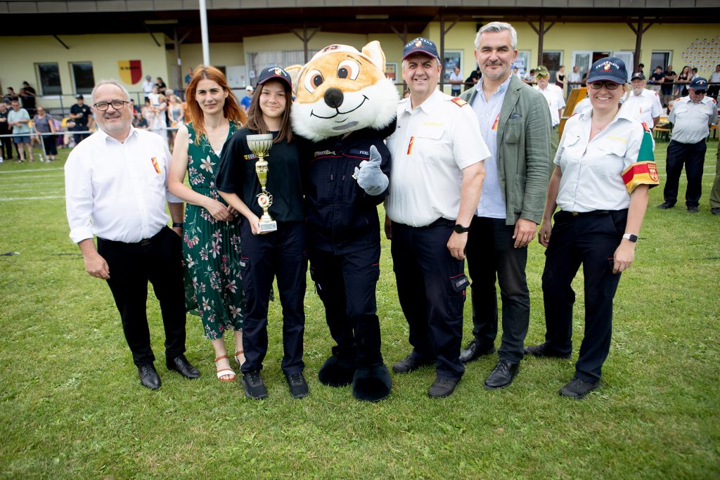 Feuerwehr-Nachwuchs des Bezirkes Oberpullendorf zeigte Top-Leistungen
Der Nachwuchs wurde für ihre Leistungen beim Bezirksbewerb in Kroatisch Minihof ausgezeichnet. Die Pokale überreichten bei der Siegerehrung Landesrat Heinrich Dorner, Landtagsabgeordnete Carina Laschober-Luef, Bürgermeister Christian Balogh, Landesfeuerwehrkommandant-Stellvertreter LBDS Martin Reidl  und Bezirksfeuerwehrjugendreferentin HBI Barbara Wessely.