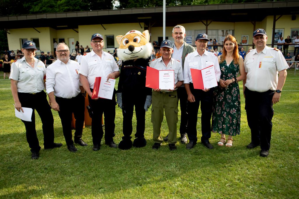 Feuerwehr-Nachwuchs des Bezirkes Oberpullendorf zeigte Top-Leistungen
Im Zuge des Bewerbes erhielten OBI Klaus Kallinger (Weppersdorf, 3.v.l.) das Bewerterverdienstzeichen in Gold, OBI Franz Zarits (Lackenbach, 4.v.r.) das Bewerterverdienstzeichen in Bronze und OBI Johann Gulnerits (Ritzing, 3.v.r) das Bewerterverdienstzeichen in Silber von Landesrat Heinrich Dorner (4.v.r), Landtagsabgeordnete Carina Laschober-Luef (2.v.r.), Bürgermeister Christian Balogh (2.v.l.), Landesfeuerwehrkommandant-Stellvertreter LBDS Martin Reidl (r.) und Bezirksfeuerwehrjugendreferentin HBI Barbara Wessely (l.) überreicht.