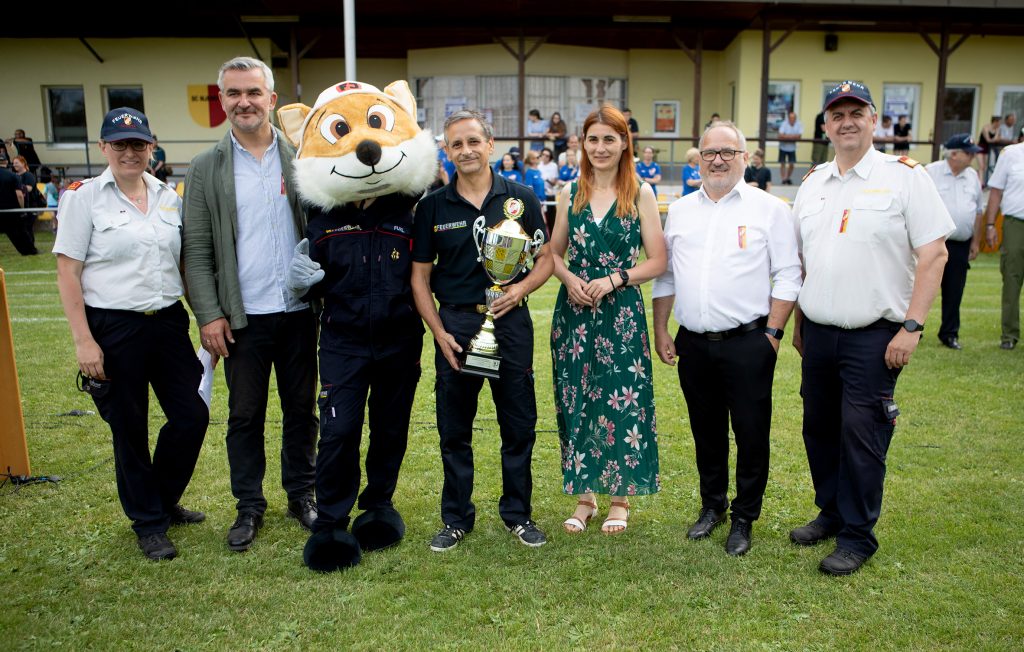 Feuerwehr-Nachwuchs des Bezirkes Oberpullendorf zeigte Top-Leistungen
OBI Thomas Buzanich (4.v.l.), Kommandant der Freiwilligen Feuerwehr Kroatisch Minihof, erhielt von Landesrat Heinrich Dorner, Landtagsabgeordnete Carina Laschober-Luef, Bürgermeister Christian Balogh, Landesfeuerwehrkommandant-Stellvertreter LBDS Martin Reidl und Bezirksfeuerwehrjugendreferentin HBI Barbara Wessely einen Pokal als Dank und Anerkennung für die Austragung des Bewerbes.