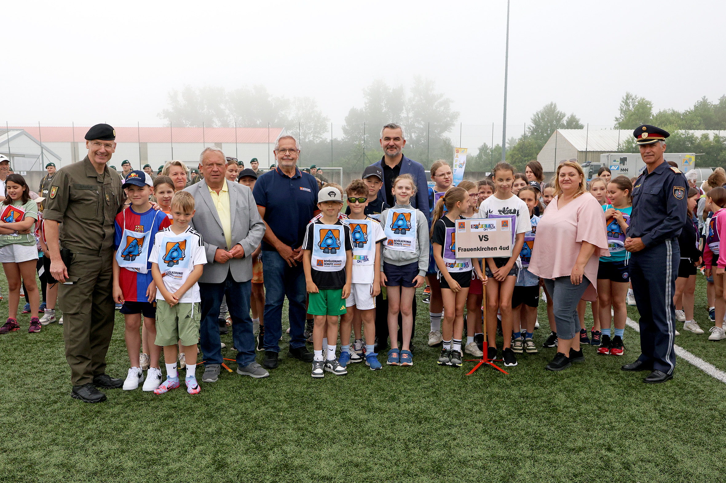 Volksschule Frauenkirchen ist Burgenland-Sieger der SAFETY-Tour 2025 Oberst des Generalstabsdienstes Gernot Gasser (Militärkommandant des Burgenlandes), Bevölkerungsschutz-Burgenland-Vizepräsident Rudolf STROMMER, Bevölkerungsschutz-Burgenland-Präsident Herbert Wagner, Landesrat Heinrich Dorner, Bürgermeisterin Isabella Radatz-Grauszer (Steinbrunn) und Landespolizeidirektor Martin Huber mit Schülerinnen und Schülern bei der SAFETY-Tour 2024 im Landessportzentrum VIVA in Steinbrunn