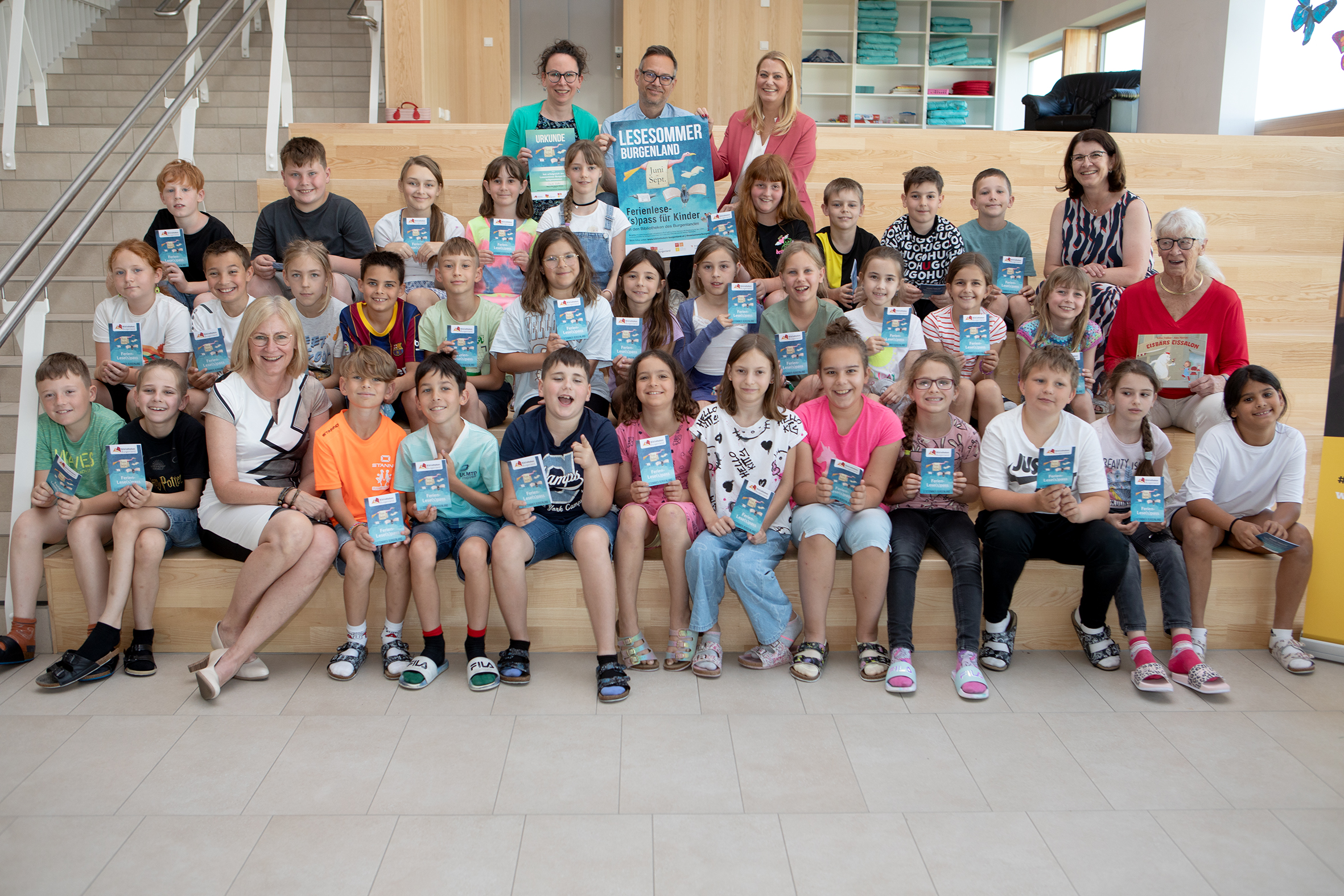 Lesesommer Burgenland 2025 startete in der Volksschule Güssing Bildungslandesrätin Mag.a (FH) Daniela Winkler überreichte die ersten Ferien-Lesepässe an die Kinder der Volksschule Güssing.
