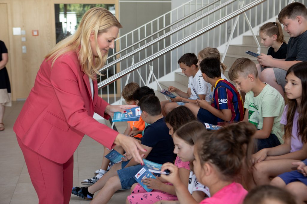 Lesesommer Burgenland 2025 startete in der Volksschule Güssing Bildungslandesrätin Mag.a (FH) Daniela Winkler überreichte die ersten Ferien-Lesepässe an die Kinder der Volksschule Güssing.