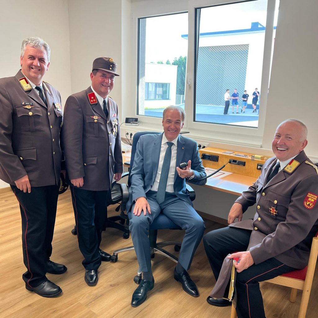 Neues Feuerwehr- und Vereinshaus Holzschlag: Investition in die Zukunft
Landesrat Dr. Leonhard Schneemann eröffnete das neue Feuerwehr- und Vereinshaus im Ortsteil Holzschlag (Gemeinde Unterkohlstätten).