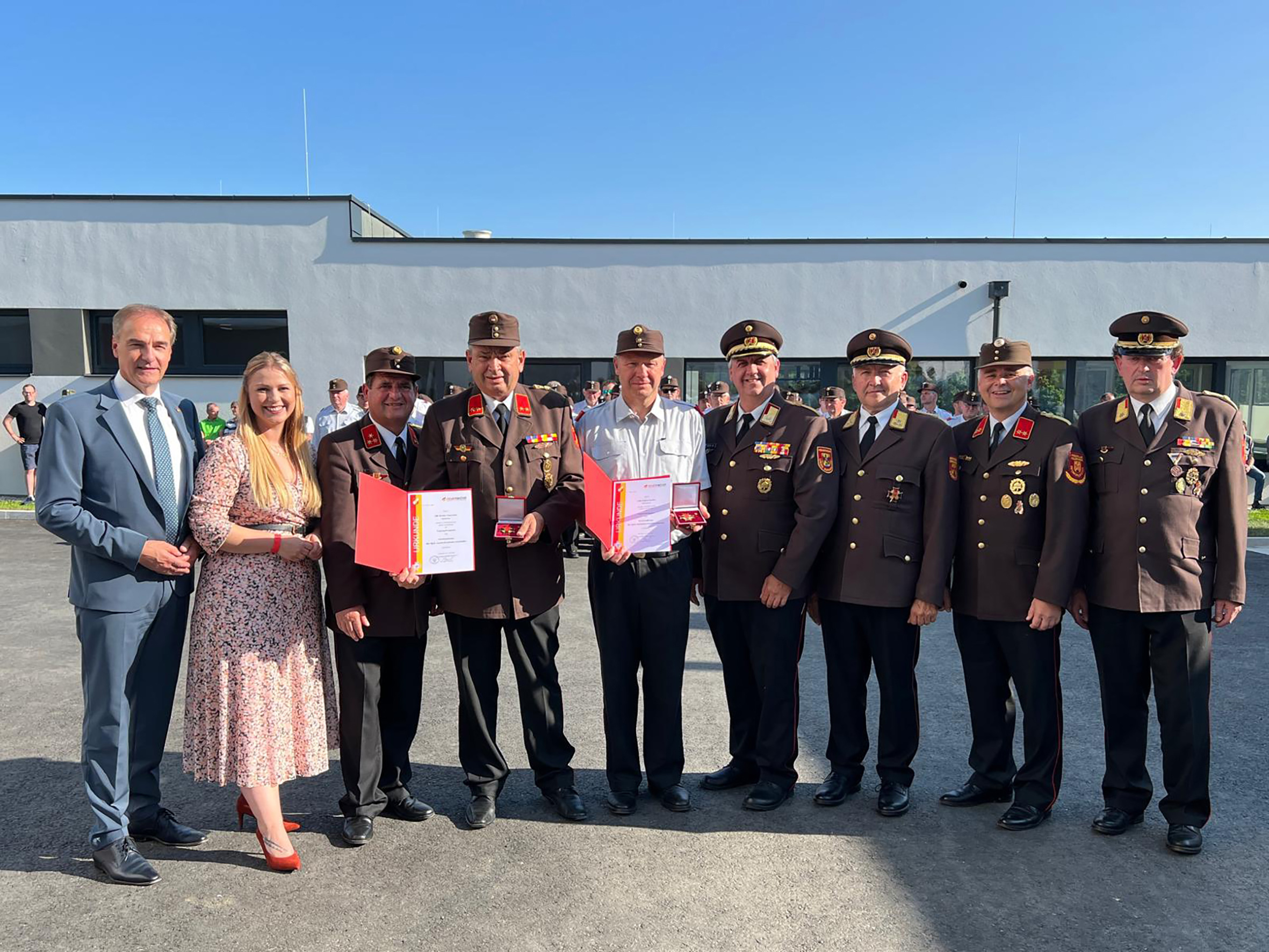 Neues Feuerwehr- und Vereinshaus Holzschlag: Investition in die Zukunft Landesrat Dr. Leonhard Schneemann eröffnete das neue Feuerwehr- und Vereinshaus im Ortsteil Holzschlag (Gemeinde Unterkohlstätten).