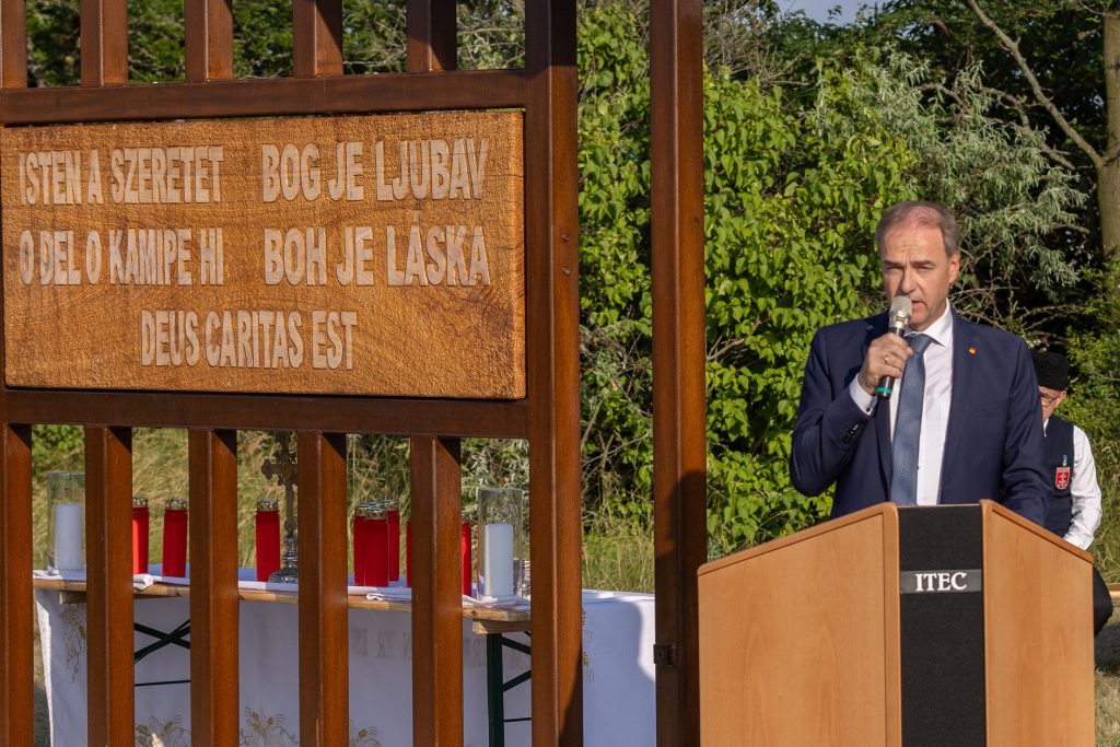 Gedenkstätte in Deutsch Jahrndorf erinnert an Zwangsarbeit beim Bau des Südostwalls
Landesrat Leonhard Schneemann spricht beim Festakt anlässlich der Segnung der Gedenkstätte zur Erinnerung an den Bau des Südostwalls in Deutsch Jahrndorf.