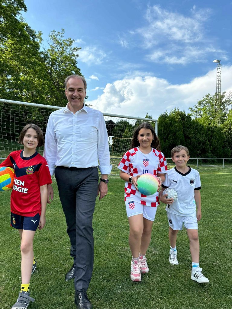 Solidaritätsfonds macht Sommerträume wahr: Jedes Kind verdient unvergessliche Ferien Ferienaktivitäten für Kinder und Jugendliche wie Sport- und Bewegungsangebote, Ferienwochen, Musikstunden oder die Teilnahme an Kursen sollen für alle Familien erschwinglich sein Landesrat Schneemann