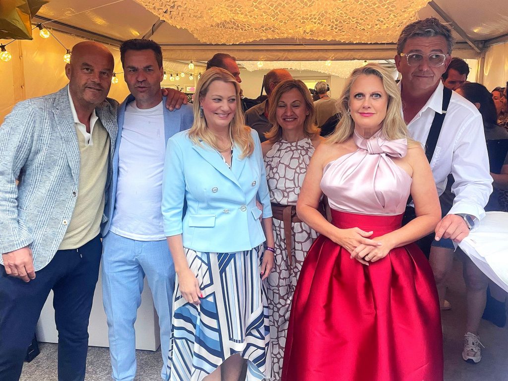 Höchster Musikgenuss bei der „Starnacht am Neusiedler See“ in Mörbisch ip-media-Gesellschafter und „Starnacht“-Veranstalter Martin Ramusch, Burgenland-Tourismus-Geschäftsführer, Landesrätin Daniela Winkler, Mörbischs Bürgermeisterin Bettina Zentgraf und das „Starnacht“-Moderatorenduo Barbara Schöneberger und Hans Sigl.