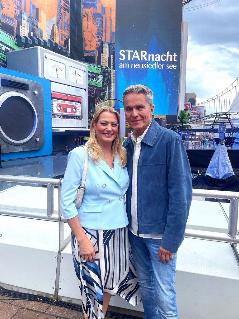 Höchster Musikgenuss bei der „Starnacht am Neusiedler See“ in Mörbisch Landesrätin Daniela Winkler mit dem Hausherrn der Seebühne, Seefestspiele-Intendant Alfons Haider.