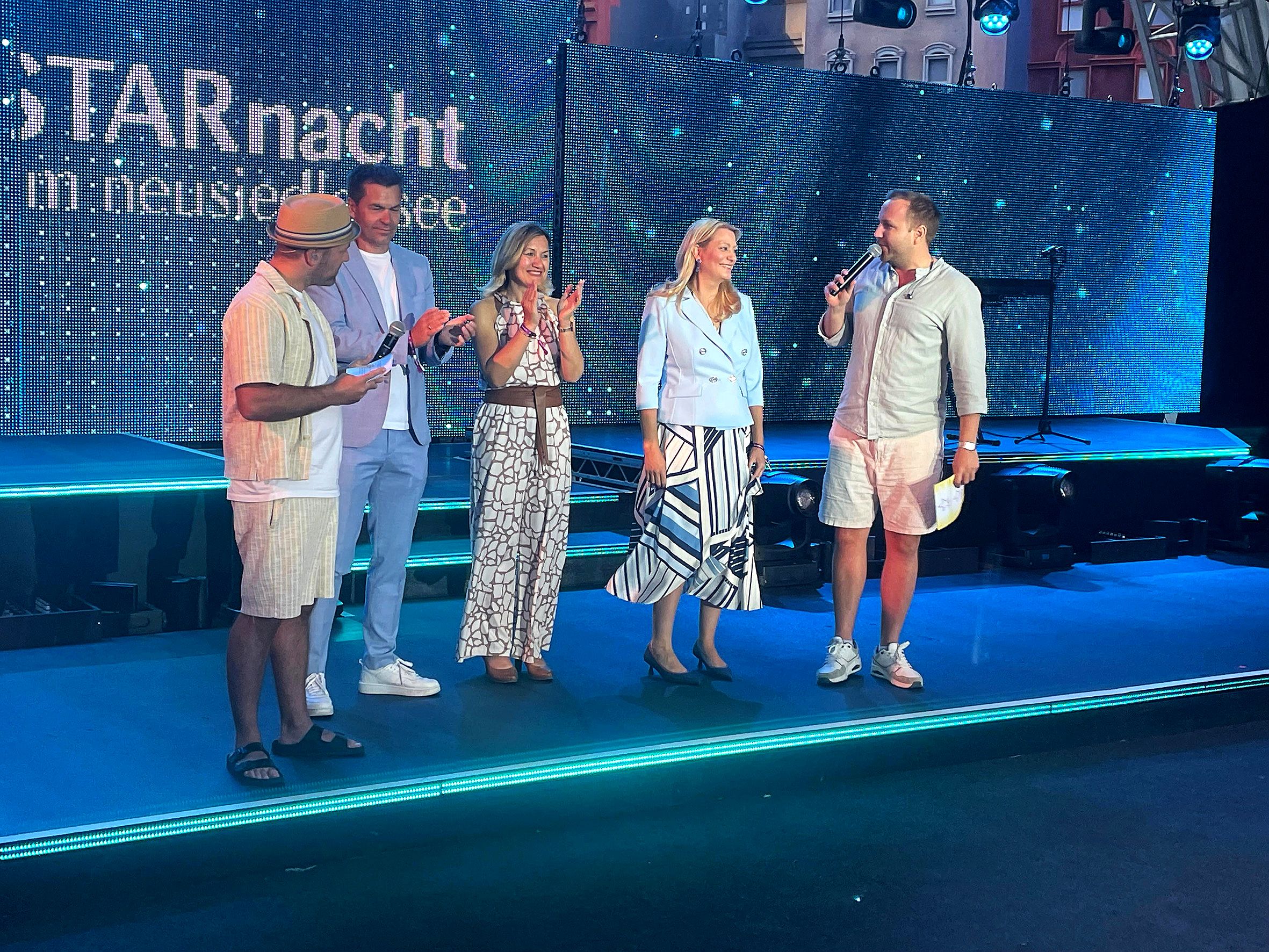 Höchster Musikgenuss bei der „Starnacht am Neusiedler See“ in Mörbisch Burgenland-Tourismus-Geschäftsführer Didi Tunkel, Mörbischs Bürgermeisterin Bettina Zentgraf und Landesrätin Daniela Winkler mit den Interspot-Geschäftsführern Nils und Niki Klingohr bei der Begrüßung der „Starnacht“-Gäste auf der Mörbischer Seebühne.