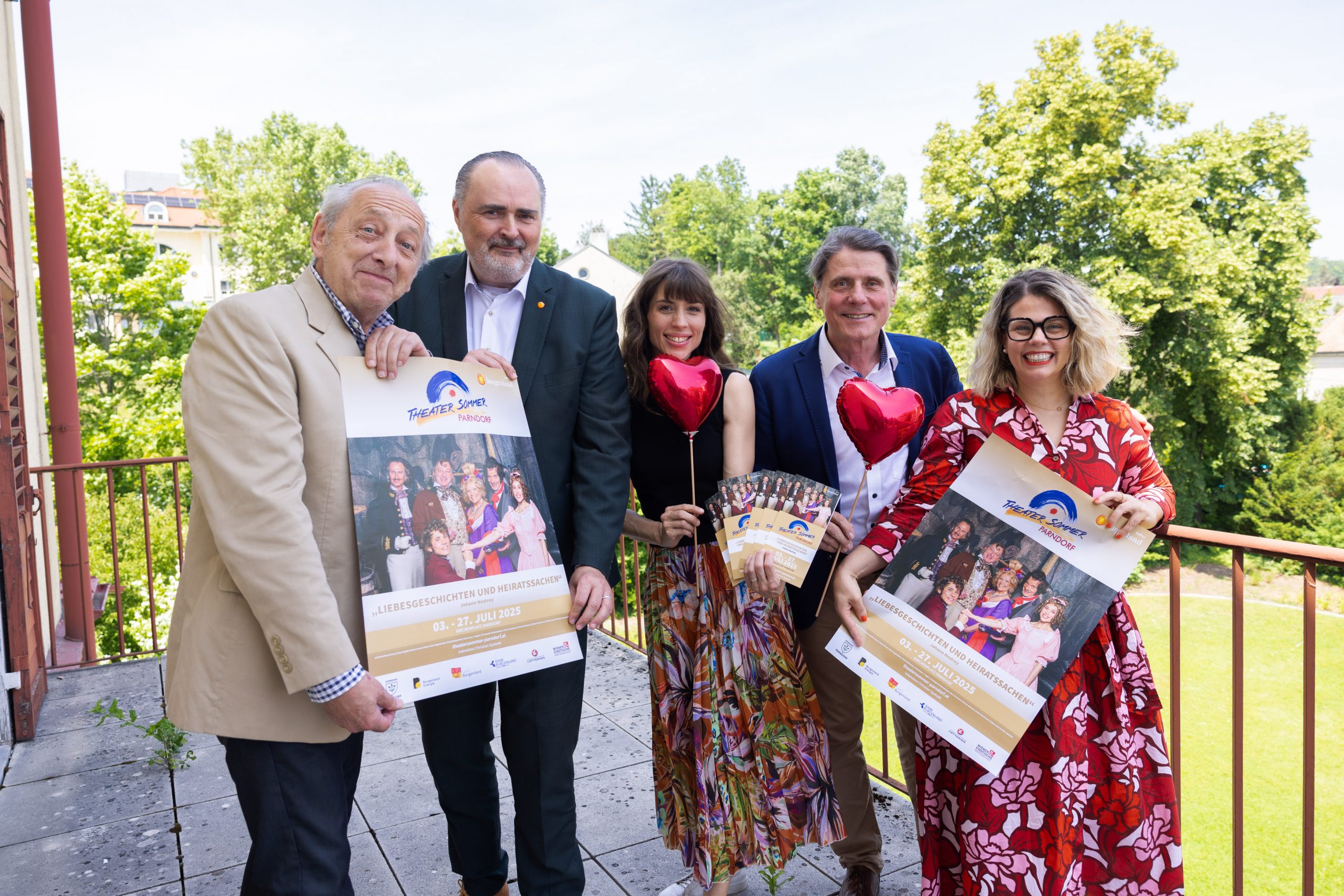 Theater Sommer Parndorf: Intendant Spatzek setzt auf "Liebesgeschichten und Heiratssachen" und auf die Kultur-Betriebe Burgenland Präsentierten das Programm (v. l.): Hermann J. Kogler, Landeshauptmann Hans Peter Doskozil, Anna Sophie Krenn, Intendant Christian Spatzek mit Kultur-Betriebe Burgenland Geschäftsführerin Claudia Priber