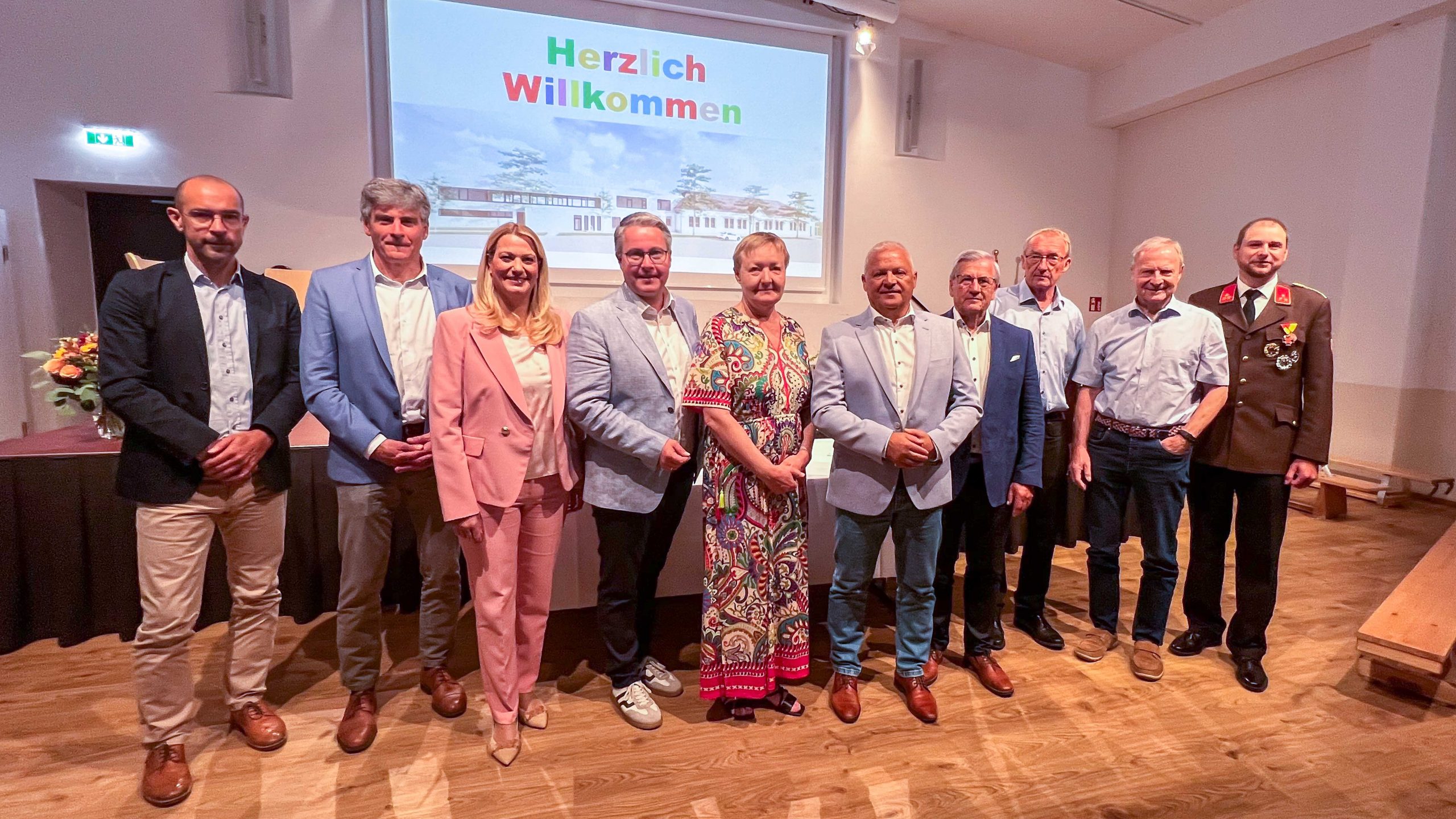 Investition in die Zukunft unserer Kinder Bildungslandesrätin Daniela Winkler bei der feierlichen Eröffnung der renovierten Volksschule Halbturn mit neuem Turnsaal