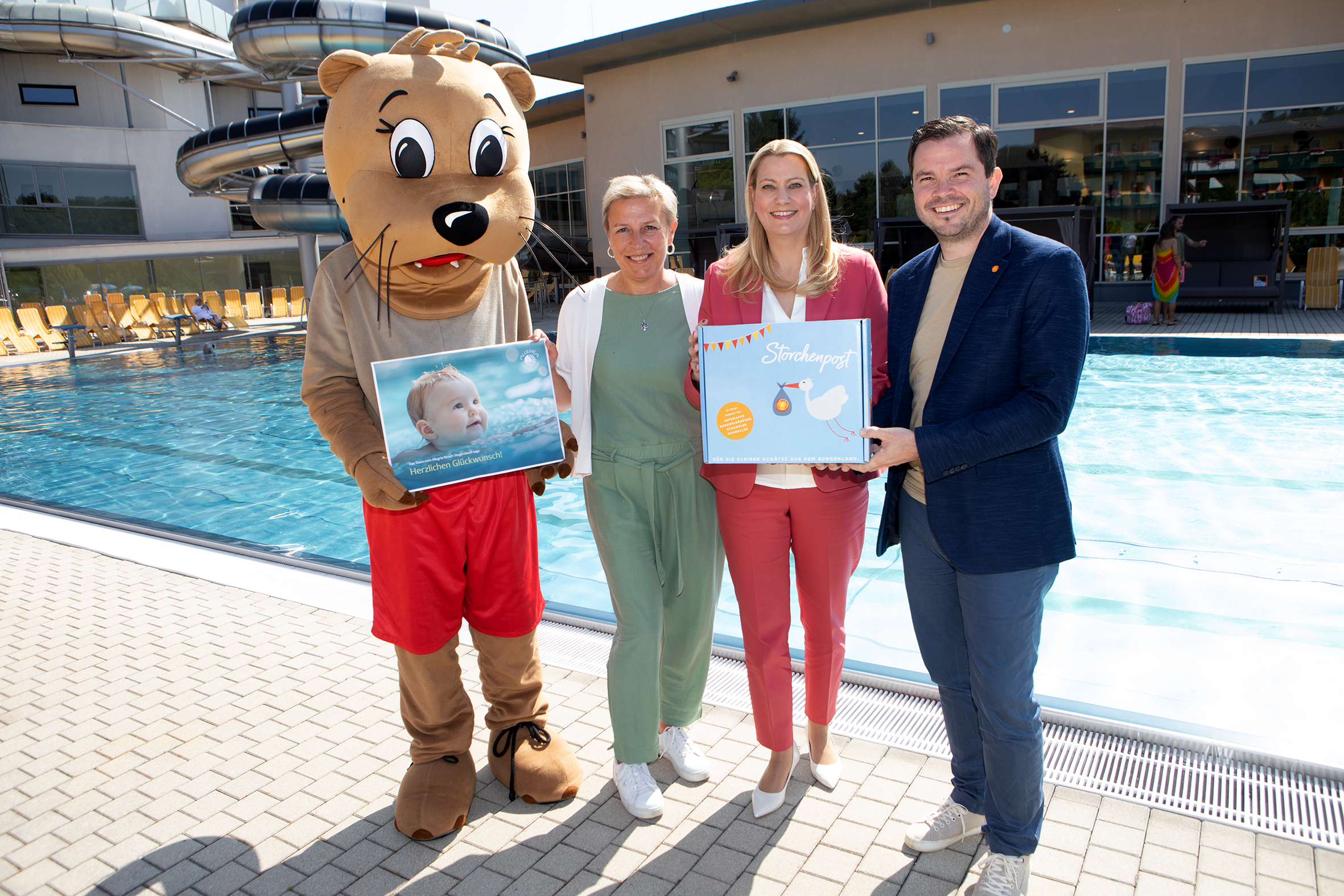 Kostenloser Thermeneintritt für junge Eltern – neues Goodie in der „Storchenpost“ Kostenloser Thermeneintritt für junge Eltern als zusätzliches Goodie in der Storchenpost: Familienlandesrätin Mag.a (FH) Daniela Winkler mit Generalmanager Marcel Pomper, Therme Stegersbach und Hotel Allegria, und Karina Weinbacher, MBA, Leiterin Therme Stegersbach