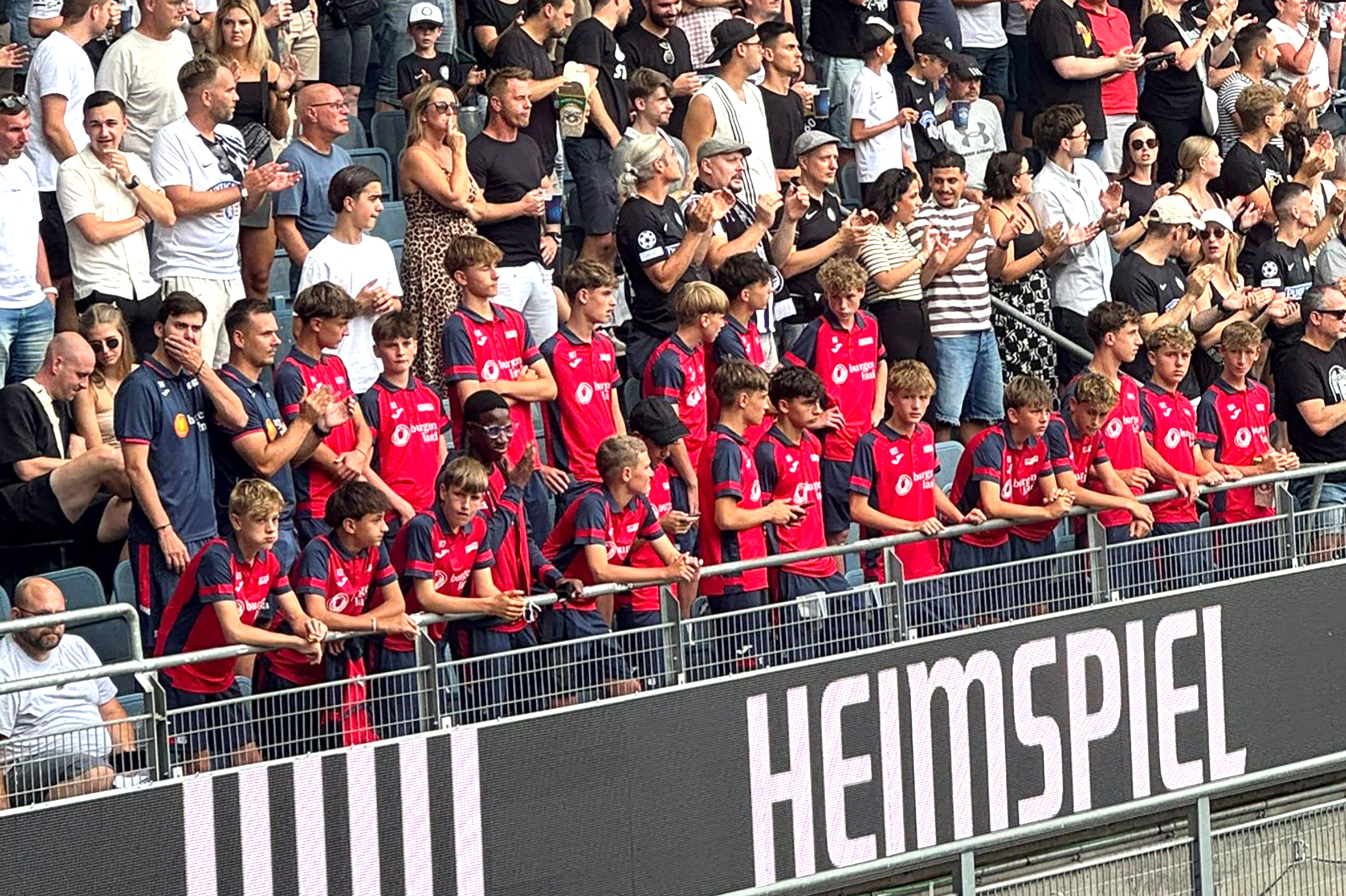 Mit dem Land Burgenland zu den Profis ins Grazer Stadion So wie unlängst die U-15-Burschen der Fußballakademie Burgenland haben nun auch Schulklassen und Nachwuchsmannschaften die Möglichkeit, sich Gratiskarten für ein Heimspiel von Sturm Graz zu sichern.