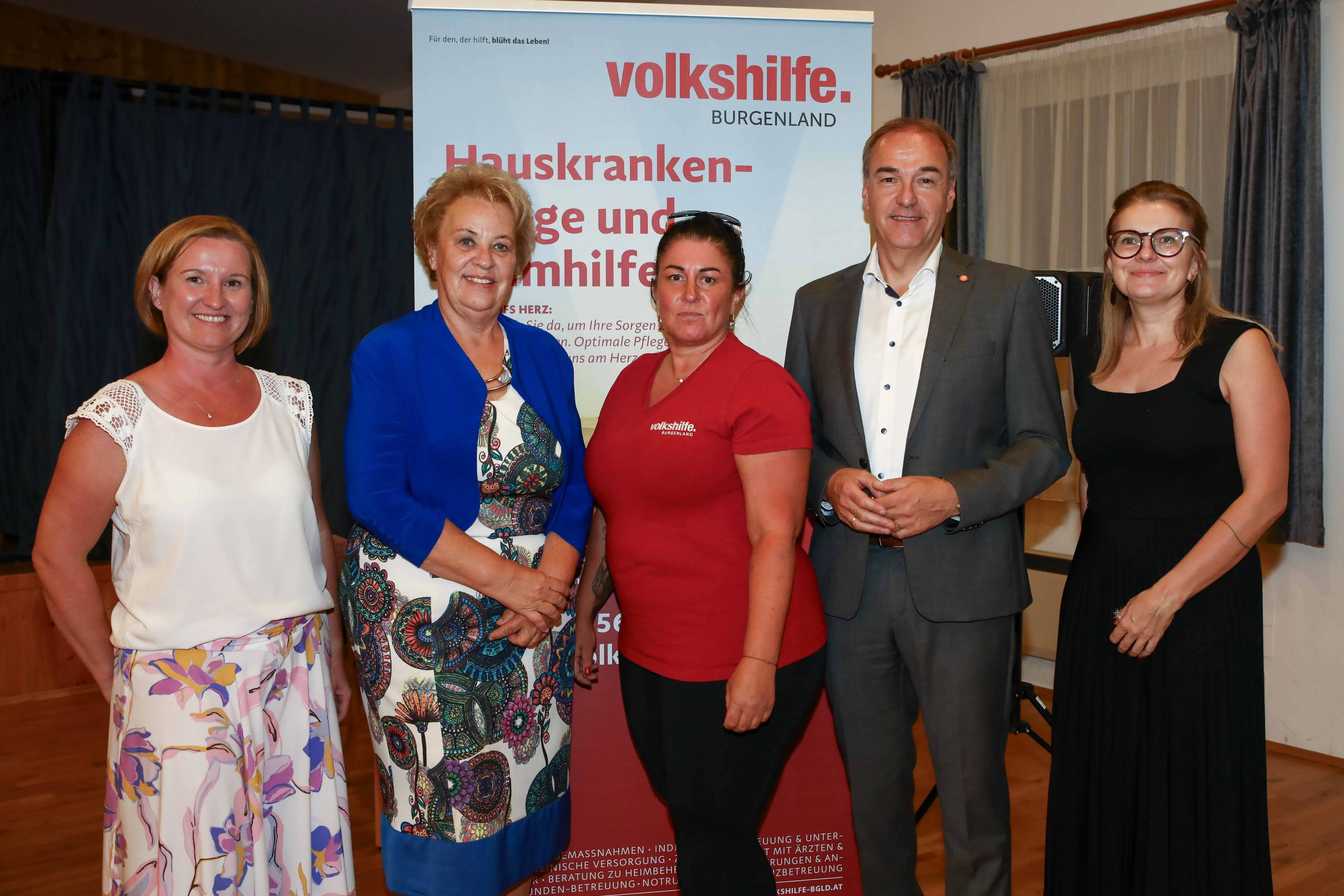 Neue Pflegestützpunkte garantieren Versorgungssicherheit im gesamten Burgenland Stellten das zukunftsweisende Pflegemodell vor (v.l.): Pflege- und Sozialberaterin Sabine Rosenecker, Volkshilfe-Präsidentin Verena Dunst, Stützpunktleitung der VH Alexandra Ritter, LR Leonhard Schneemann, Pflege- und Sozialberaterin ND Tamara Hadjwasiri