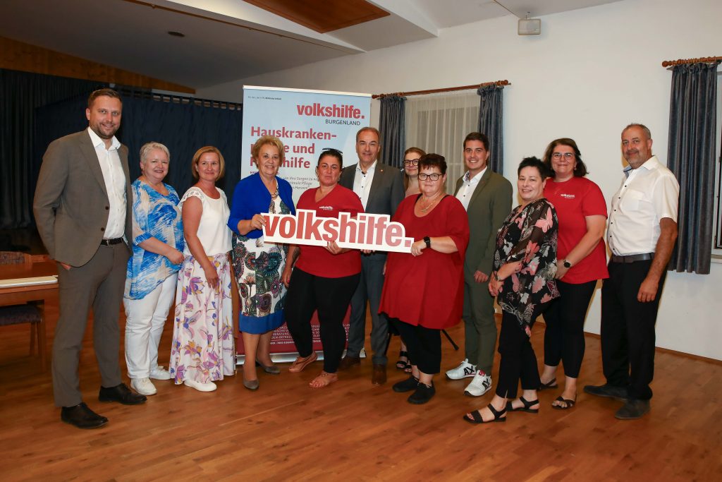 Neue Pflegestützpunkte garantieren Versorgungssicherheit im gesamten Burgenland Stellten das zukunftsweisende Pflegemodell vor (v.l.): Pflege- und Sozialberaterin Sabine Rosenecker, Volkshilfe-Präsidentin Verena Dunst, Stützpunktleitung der VH Alexandra Ritter, LR Leonhard Schneemann, Pflege- und Sozialberaterin ND Tamara Hadjwasiri