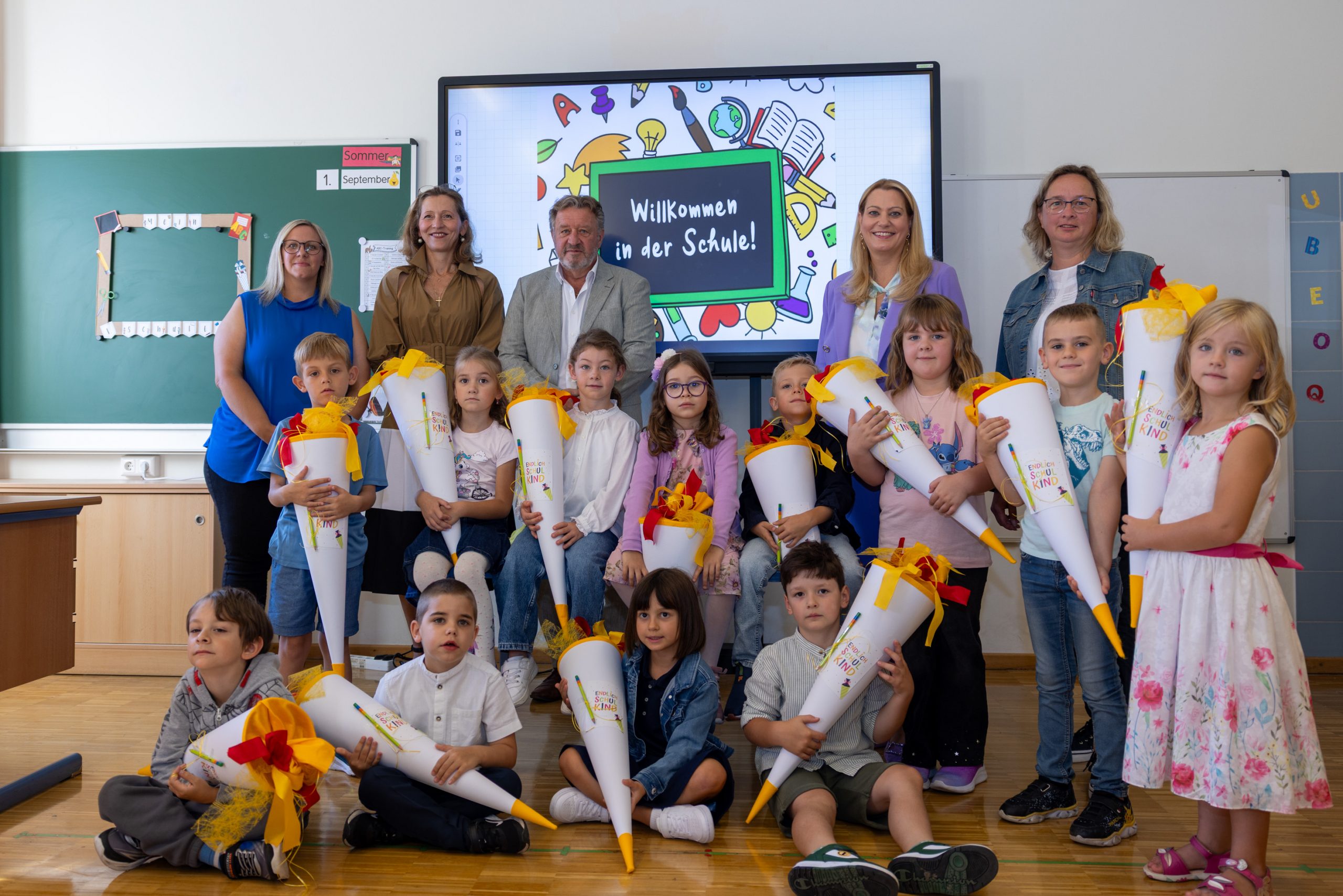 Schulstart für 32.867 Schüler im Burgenland Clusterleiterin Brigitte Renner, BEd MA, Bildungsdirektor Alfred Lehner, Landesrätin Daniela Winkler und Bürgermeisterin Silvia Pitzl mit den Taferlklasslerinnen und Taferlklasslern der Volksschule Apetlon und ihrer Klassenlehrerin.