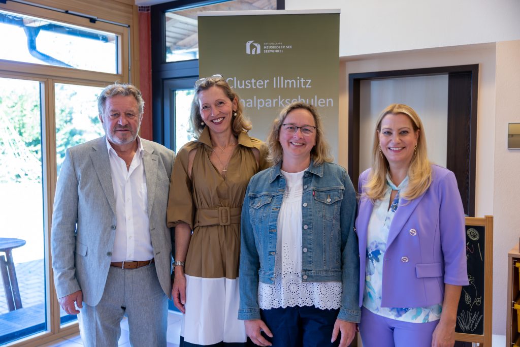Schulstart für 32.867 Schüler im Burgenland
Clusterleiterin Brigitte Renner, BEd MA, Bildungsdirektor Alfred Lehner, Landesrätin Daniela Winkler und Bürgermeisterin Silvia Pitzl beim Schulstart in der Volksschule Apetlon.