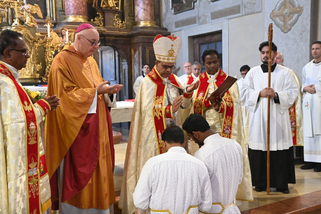 Feier der Weihe zu Subdiakonen im syro-malabarischen Ritus in Lockenhaus Burgenland Bischof Jose Pulickal aus der indischen Diözese Kanjirapally und Bischof Ägidius J. Zsifkovics
